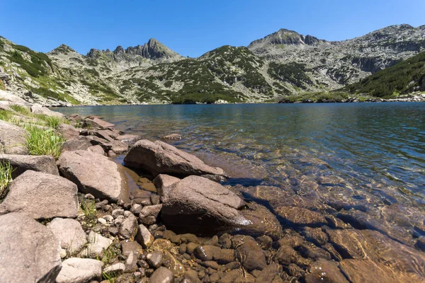 Increíble paisaje con gran lago Valyavishko y pico Dzhangal, montaña Pirin —  Fotos de Stock