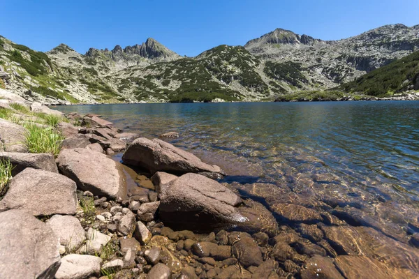 Amazing Landscape dengan Big Valyavishko Lake dan puncak Dzhangal, Pirin Mountain — Stok Foto