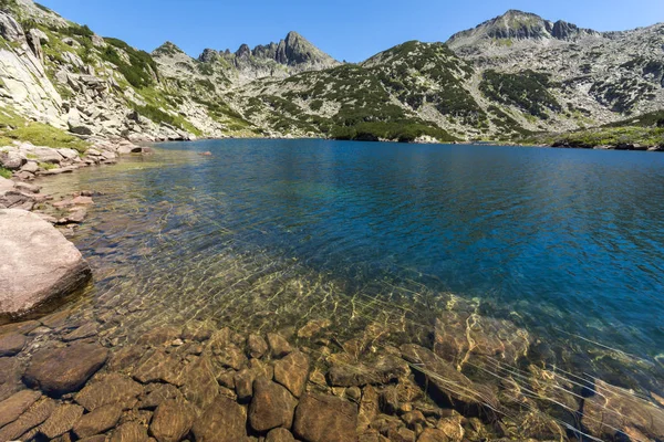 Increíble paisaje con gran lago Valyavishko y pico Dzhangal, montaña Pirin —  Fotos de Stock