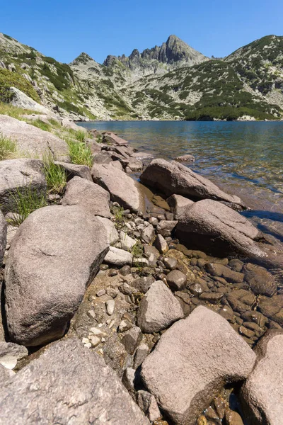 Csodálatos táj, a nagy Valyavishko-tó és a Dzhangal csúcs, a Pirin-hegység — Stock Fotó