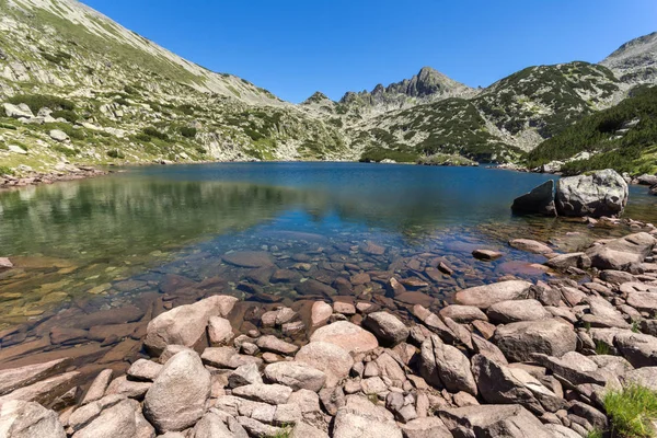 Csodálatos táj, a nagy Valyavishko-tó és a Dzhangal csúcs, a Pirin-hegység — Stock Fotó