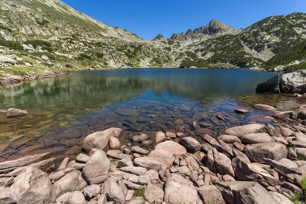 Increíble paisaje con gran lago Valyavishko y pico Dzhangal, montaña Pirin —  Fotos de Stock