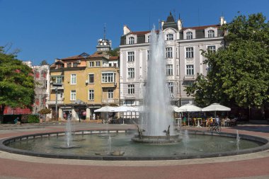 Plovdiv, Bulgaristan - 1 Eylül 2017: Panoramik sokak faydalanın ve Çeşme önünde Belediye Binası şehir Plovdiv