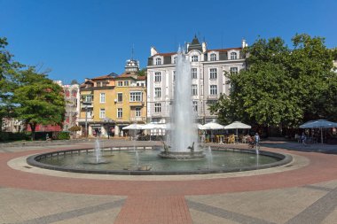 Plovdiv, Bulgaristan - 1 Eylül 2017: Panoramik sokak faydalanın ve Çeşme önünde Belediye Binası şehir Plovdiv