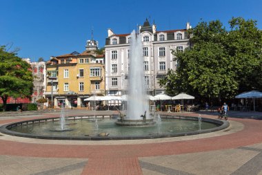 Plovdiv, Bulgaristan - 1 Eylül 2017: Panoramik sokak faydalanın ve Çeşme önünde Belediye Binası şehir Plovdiv