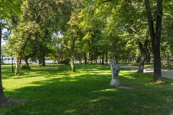 PLOVDIV, BULGÁRIA - 1 DE SETEMBRO DE 2017: Panorama do Jardim Czar Simeão na Cidade de Plovdiv — Fotografia de Stock