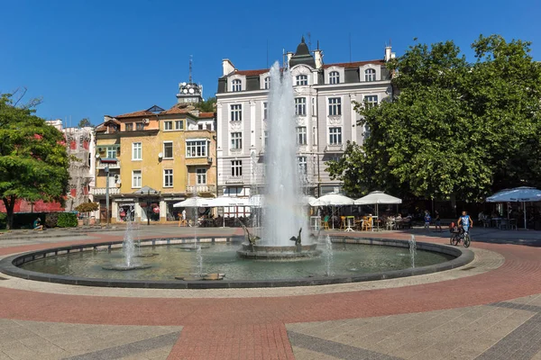 Plovdiv, Bulgaristan - 1 Eylül 2017: Panoramik sokak faydalanın ve Çeşme önünde Belediye Binası şehir Plovdiv