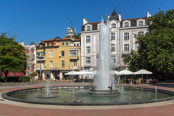 Plovdiv, Bulgaristan - 1 Eylül 2017: Panoramik sokak faydalanın ve Çeşme önünde Belediye Binası şehir Plovdiv