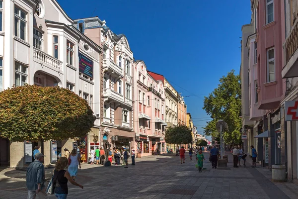 PLOVDIV, BULGARIA - 1 DE SEPTIEMBRE DE 2017: Panorama de la calle Knyaz Alexander I en la ciudad de Plovdiv — Foto de Stock