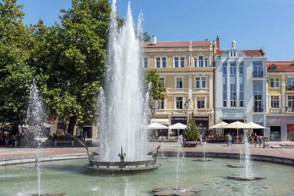PLOVDIV, BULGARIA - 1 DE SEPTIEMBRE DE 2017: Vista panorámica de la calle cental y fuente frente al Ayuntamiento de Plovdiv — Foto de Stock