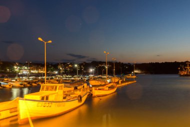 Chernomorets, Bulgaristan - 15 Ağustos 2017: Chernomorets, Bulgaristan bağlantı noktasının güzel bir gece deniz manzarası