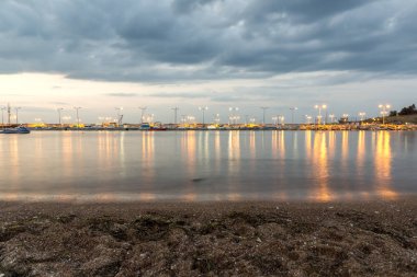 Chernomorets, Bulgaristan - 14 Ağustos 2017: Gece deniz manzarası bağlantı noktası ve plaj Chernomorets, Bulgaristan