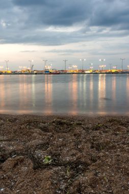 Chernomorets, Bulgaristan - 14 Ağustos 2017: Gece deniz manzarası bağlantı noktası ve plaj Chernomorets, Bulgaristan