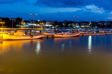 Chernomorets, Bulgaristan - 15 Ağustos 2017: Chernomorets, Bulgaristan bağlantı noktasının güzel bir gece deniz manzarası