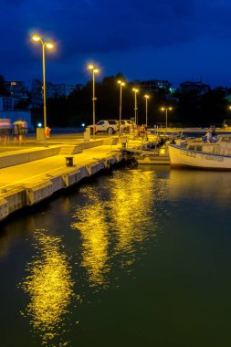 Chernomorets, Bulgaristan - 15 Ağustos 2017: Chernomorets, Bulgaristan bağlantı noktasının güzel bir gece deniz manzarası