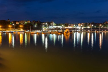 Chernomorets, Bulgaristan - 15 Ağustos 2017: Chernomorets, Bulgaristan bağlantı noktasının güzel bir gece deniz manzarası