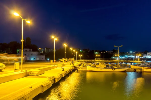 ЧЕРНОМОРЕЦ, БУЛГАРИЯ - 15 августа 2017 года: Удивительный ночной морской пейзаж порта Черноморец, Болгария — стоковое фото