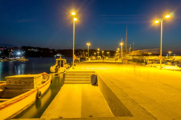 CHERNOMORETS, BULGARIA - 15 de agosto de 2017: Increíble paisaje marino nocturno del puerto de Chernomorets, Bulgaria — Foto de Stock