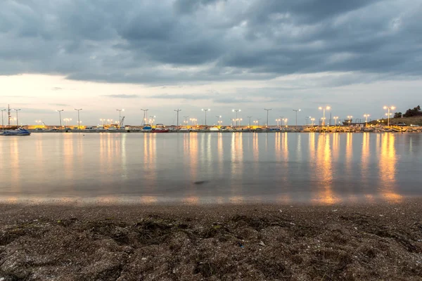 Chernomorets, Bulgaristan - 14 Ağustos 2017: Gece deniz manzarası bağlantı noktası ve plaj Chernomorets, Bulgaristan