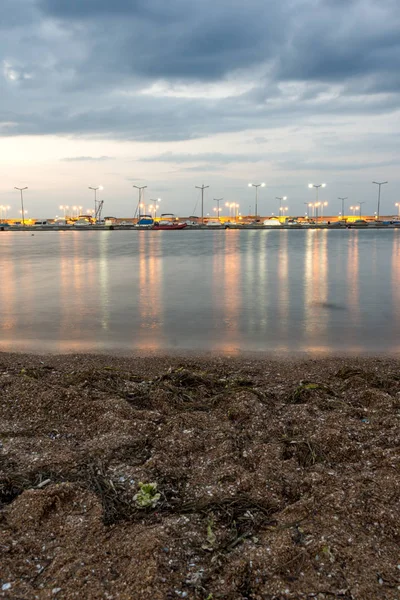 Chernomorets, Bulgaristan - 14 Ağustos 2017: Gece deniz manzarası bağlantı noktası ve plaj Chernomorets, Bulgaristan