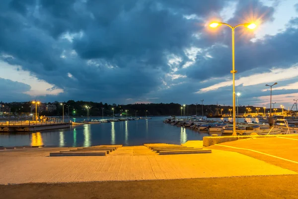 Chernomorets, Bulgária - 2017. augusztus 15.: Csodálatos éjszaka seascape port, Chernomorets, Bulgária — Stock Fotó