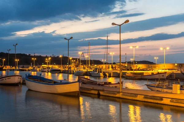 Chernomorets, Bulgaristan - 15 Ağustos 2017: Chernomorets, Bulgaristan bağlantı noktasının güzel bir gece deniz manzarası