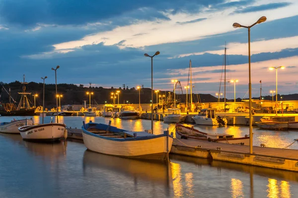 CHERNOMORETS, BULGÁRIA - AGOSTO 15, 2017: Amazing Night seascape of port of Chernomorets, Bulgaria — Fotografia de Stock