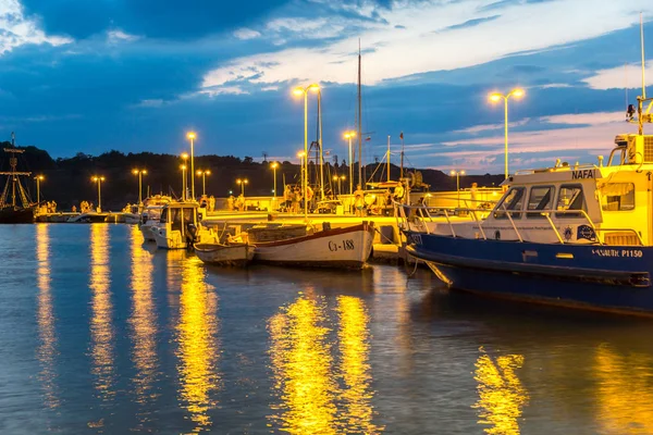 Chernomorets, Bulgaristan - 15 Ağustos 2017: Chernomorets, Bulgaristan bağlantı noktasının güzel bir gece deniz manzarası