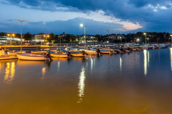 Chernomorets, Bulgaristan - 15 Ağustos 2017: Chernomorets, Bulgaristan bağlantı noktasının güzel bir gece deniz manzarası