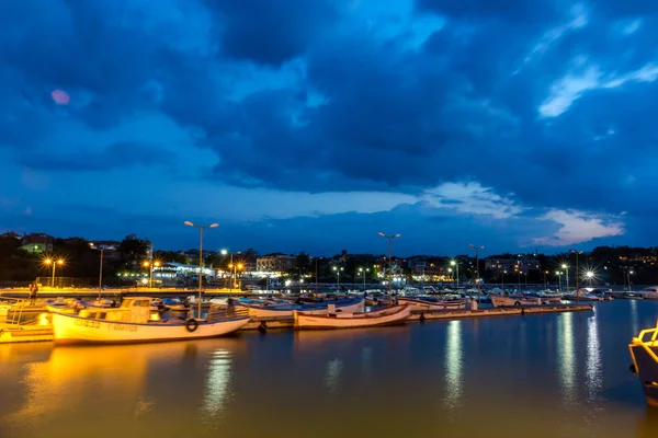 CHERNOMORETS, BULGARIE - 15 AOÛT 2017 : Incroyable paysage marin nocturne du port de Tchernomorets, Bulgarie — Photo