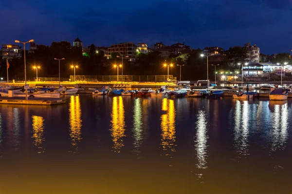 Tsjernomorets, Bulgarije - 15 augustus 2017: Geweldige nacht zeegezicht van haven van Tsjernomorets, Bulgarije — Stockfoto