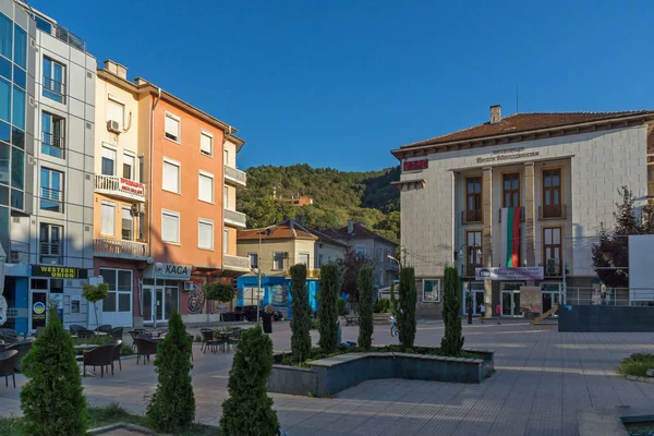 PETRICH, BULGARIA - 6 de septiembre de 2017: Vista panorámica del centro de la ciudad de Petrich, región de Blagoevgrad — Foto de Stock