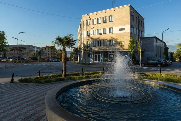 Петрич, Болгарія - 6 вересня 2017: Будівля ратуші в центрі Петрич, Болгарія — стокове фото