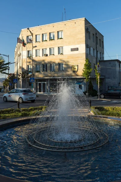 Petritsj, Bulgarije - 6 September 2017: Bouw van het stadhuis in het centrum van Petritsj, Bulgarije — Stockfoto