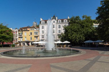 Plovdiv, Bulgaristan - 1 Eylül 2017: Panoramik sokak faydalanın ve Çeşme önünde Belediye Binası şehir Plovdiv