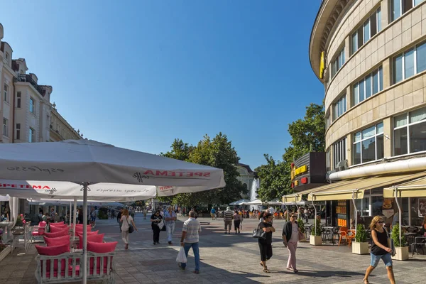Plovdiv, Bulgaristan - 1 Eylül 2017: Panorama merkezi sokak Knyaz Alexander ben şehir Plovdiv