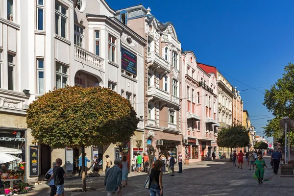 Plovdiv, Bulgarien - 1 September 2017: Panorama över centrala gatan Knyaz Alexander I i staden Plovdiv — Stockfoto