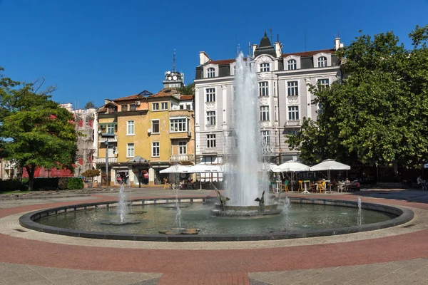 Plovdiv, Bulharsko - 1. září 2017: Panoramatický pohled ulici cental a fontána před radnicí města Plovdiv — Stock fotografie