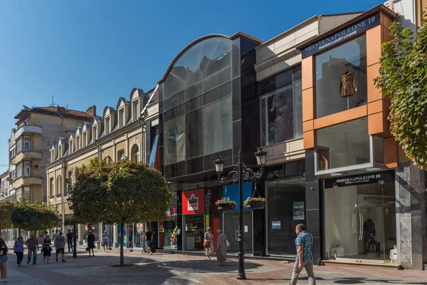 Plovdiv, Bulgaristan - 1 Eylül 2017: Panorama merkezi sokak Knyaz Alexander ben şehir Plovdiv