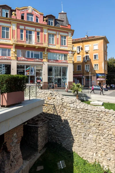 PLOVDIV, BULGARIA - 1 SETTEMBRE 2017: Panorama della strada centrale Knyaz Alessandro I nella città di Plovdiv — Foto Stock