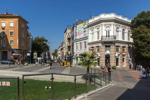 Plovdiv, Bulharsko - 1. září 2017: Panorama centrální ulice Knjaz Alexandra jsem město Plovdiv — Stock fotografie