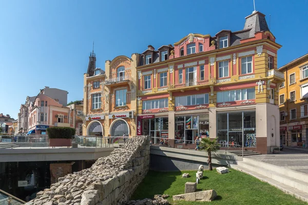 Plovdiv, Bulgaristan - 1 Eylül 2017: Panorama merkezi sokak Knyaz Alexander ben şehir Plovdiv