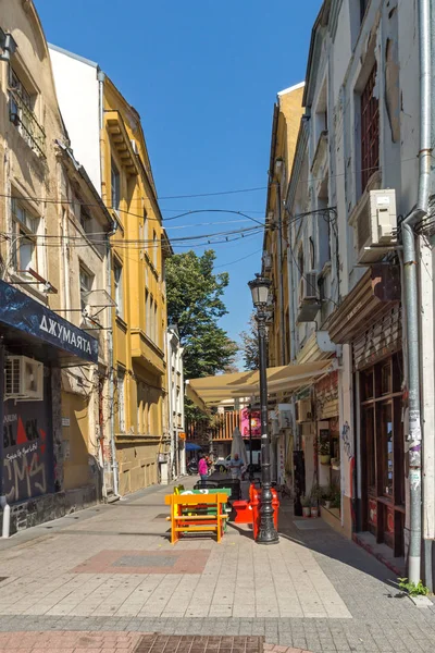 PLOVDIV, BULGARIE - 1er SEPTEMBRE 2017 : Rue dans le quartier Kapana, ville de Plovdiv — Photo