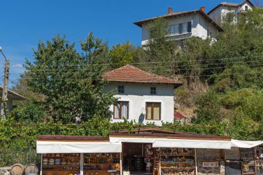 Melnik, Bulgaristan - 7 Eylül 2017: Melnik, Bulgaristan şehirde eski ile Panorama Evleri