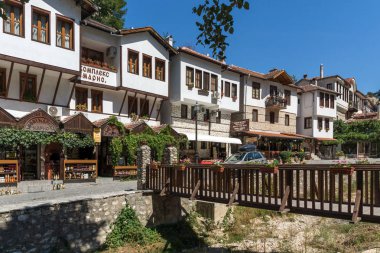 Melnik, Bulgaristan - 7 Eylül 2017: Melnik, Bulgaristan şehirde eski ile Panorama Evleri