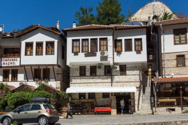 Melnik, Bulgaristan - 7 Eylül 2017: Melnik, Bulgaristan şehirde eski ile Panorama Evleri