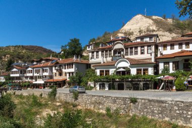 Melnik, Bulgaristan - 7 Eylül 2017: Melnik, Bulgaristan şehirde eski ile Panorama Evleri