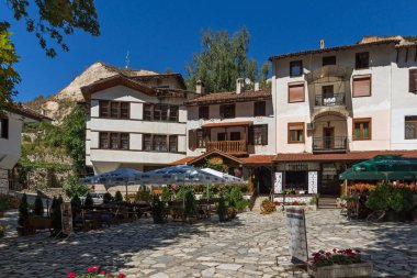 Melnik, Bulgaristan - 7 Eylül 2017: Melnik, Bulgaristan şehirde eski ile Panorama Evleri