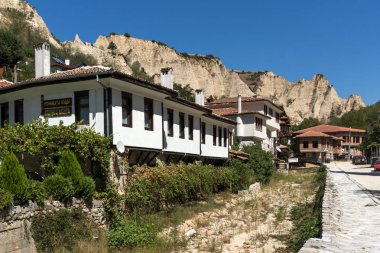 Melnik, Bulgaristan - 7 Eylül 2017: Melnik, Bulgaristan şehirde eski ile Panorama Evleri