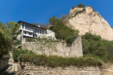Melnik, Bulgaristan - 7 Eylül 2017: Melnik, Bulgaristan şehirde eski ile Panorama Evleri